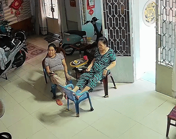 Đang nói chuyện bình thường, người phụ nữ bất ngờ ngả ra với dấu hiệu đột quỵ: Đoạn clip gây ám ảnh, cảnh báo dấu hiệu không được bỏ qua