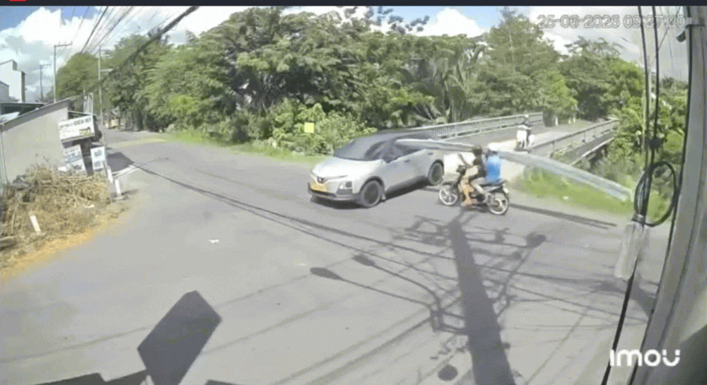 Clip người đi xe máy vác nhiều thanh vật liệu xuyên thủng kính ô tô bên ghế lái: Đã rõ hậu quả