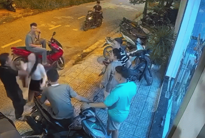 Kéo tay nhưng bị phản ứng, người đàn ông tát cô gái trước cửa quán karaoke ở Ninh Bình: Công an vào cuộc