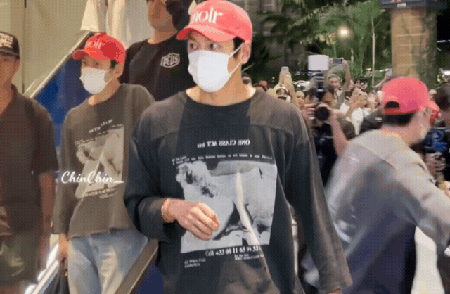 Hình ảnh tài tử Ji Chang Wook bị fan nắm tay, lôi kéo khi sang Việt Nam gây bùng nổ Threads