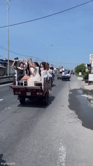 Đoàn xe ba bánh đưa dâu gây xôn xao đường phố: Lời thú nhận bất ngờ từ 3 tài xế