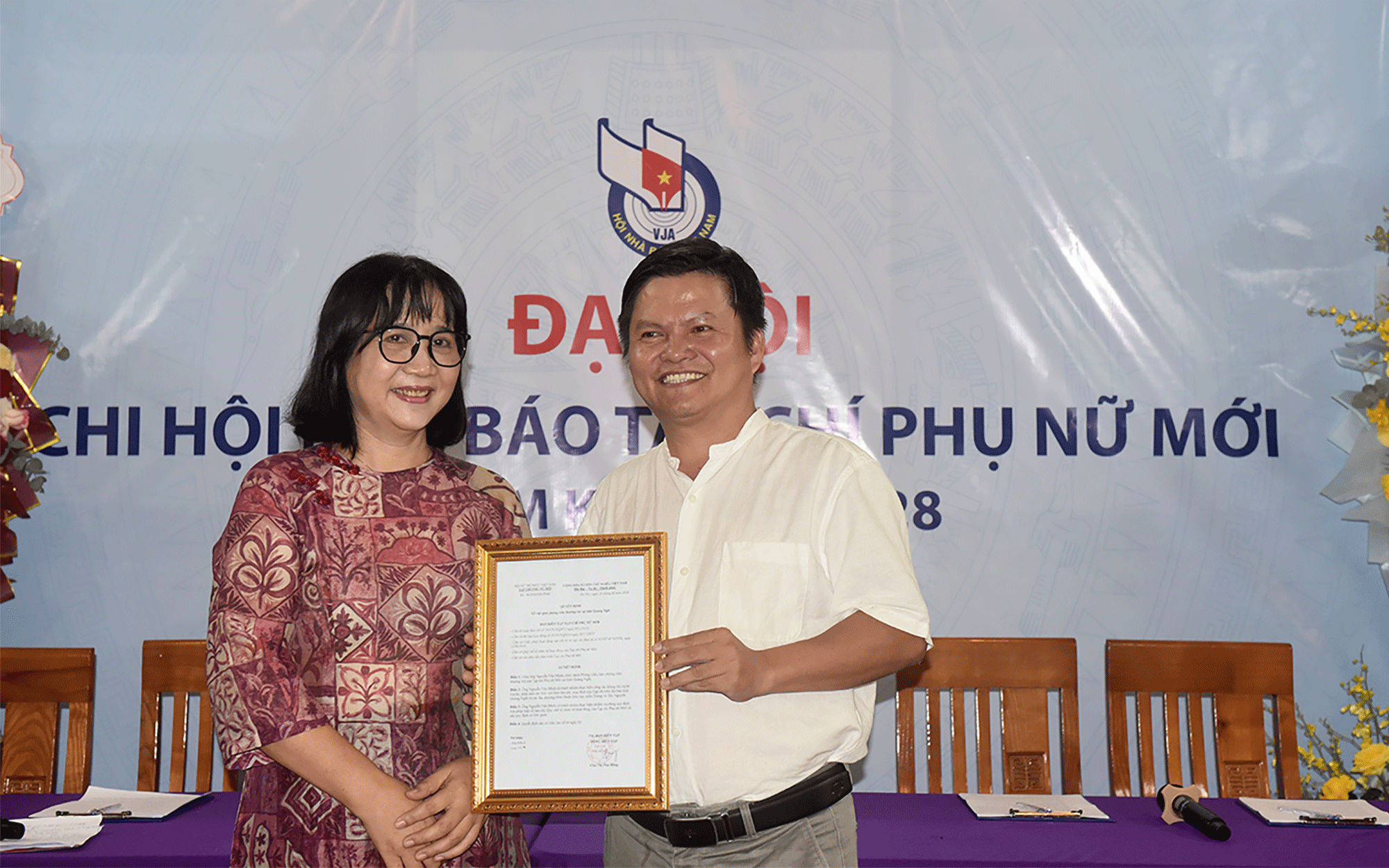 Tạp chí Phụ nữ Mới trao quyết định phóng viên phụ trách khu vực miền Trung - Tây Nguyên cho nhà báo Minh Thu
