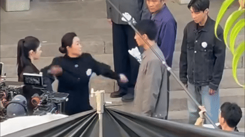 Nam diễn viên hạng A bị tát đỏ mặt tía tai trên phim trường, nhìn thấy ai cũng xót