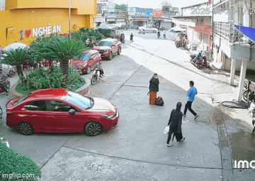 Người phụ nữ đứng giữa đường nghe điện thoại, chắn đường ô tô, bảo vệ có pha xử lý 'bão mạng'