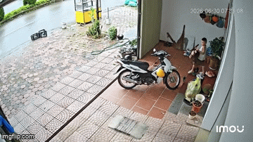 Bố mẹ đều nghĩ đối phương đã đưa con đi học, bé trai 5 tuổi ôm cặp chạy thẳng tới cơ quan mẹ 