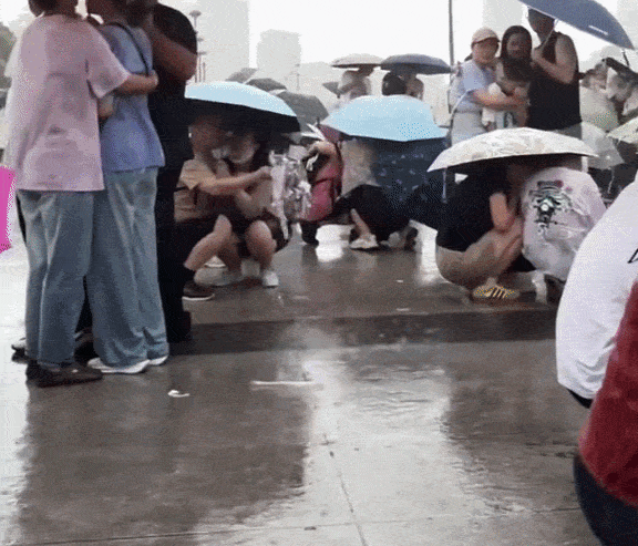 Cảnh tượng mưa xối xả ở thành phố ven biển: Có phải do siêu bão Ba Vì không?