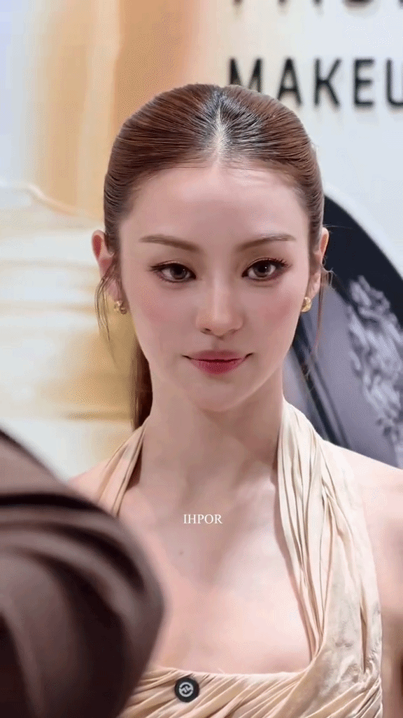 Tiểu thư xứ Chùa Vàng gây sốt với nhan sắc 'phong thần', diện đồ đơn giản mà sang dã man