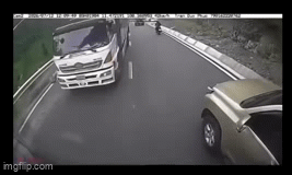 Công ty từ chối hỗ trợ tài xế 'chạy ẩu' khiến 5 ô tô hư hỏng, dân mạng truy lùng clip tai nạn