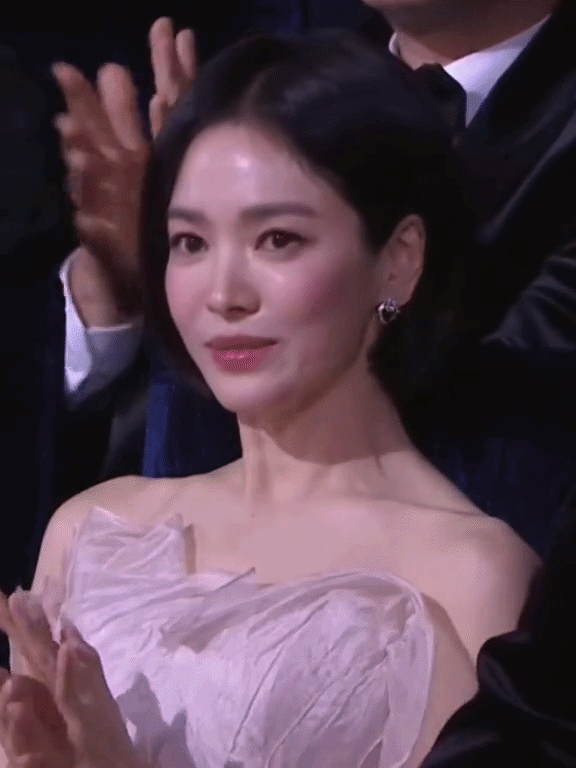 Ngoại lệ của showbiz: Mỹ nhân 45 tuổi vẫn đứng đỉnh nhan sắc, gái trẻ nhìn style còn phải cắp sách học theo