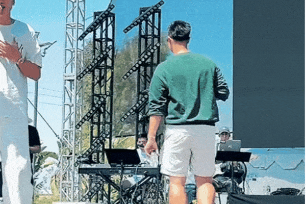Mỹ nam Vbiz hot đến mức giám đốc VFC phải bay vào Sài Gòn mời đóng phim: Bad boy lãng tử càng nhìn càng cuốn