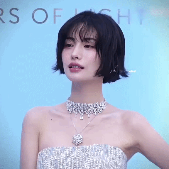 Mỹ nhân đẹp nhất thế giới phá đảo với mái tóc ngắn: Diện gì cũng ngầu như bật thêm hào quang