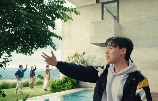 Nhóm nhạc khổ nhất Việt Nam: Làm miniconcert miễn phí ở chợ Bình Tây chỉ có 11 người xem, ra mắt từng bước chật vật