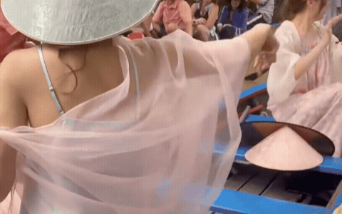 Vợ của ngôi sao nghìn tỷ Vbiz 'náo loạn' miền Tây, lộ nhan sắc thật qua camera thường hút 1 triệu người xem!