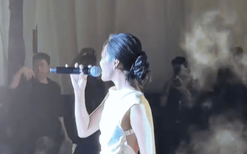 Ca sĩ Việt bị 1 nghệ sĩ nhân dân mắng thẳng 'về bán cà phê đi', nay đắt show bậc nhất