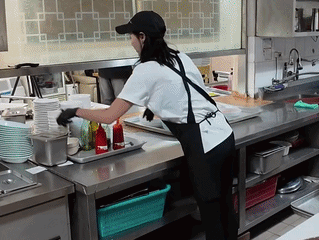 Ngọc nữ showbiz ly hôn sau 2 tháng cưới, nay hết tiền phải đi rửa chén