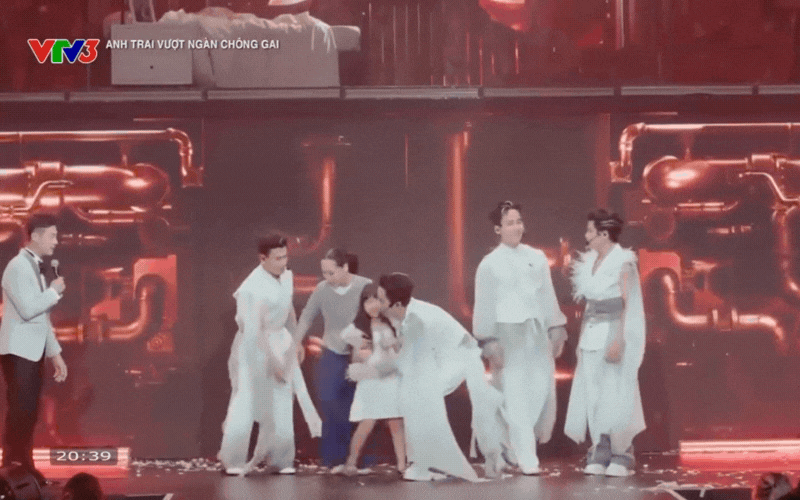 'Trưởng công chúa' Audi gây sốt khi bất ngờ lên sân khấu trợ diễn cho ba Neko Lê: Chỉ hai tiếng 'ba ơi' đã khiến nhiều người rơi nước mắt