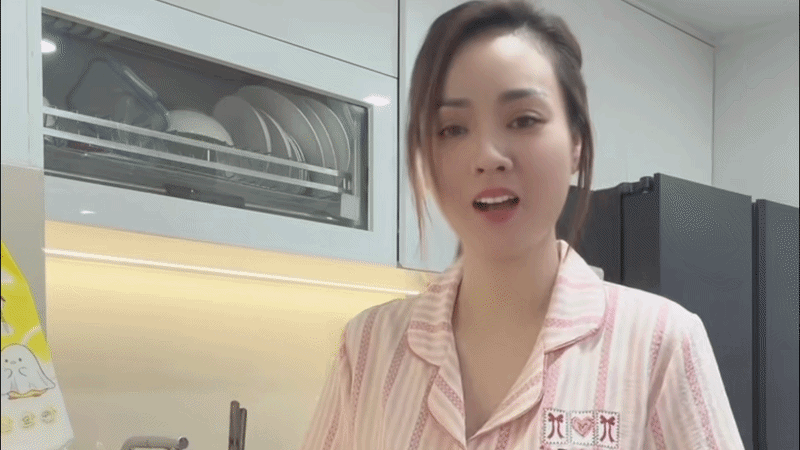 Vợ Công Lý khóc sưng mắt