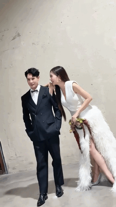 Cô vợ kém 17 tuổi của đạo diễn nổi tiếng: Sinh 4 con vẫn đẹp như gái đôi mươi, style đơn giản mà quá cuốn hút