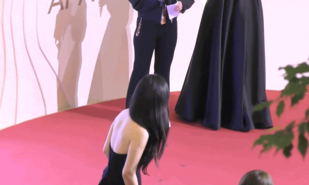'Viên ngọc đen' của showbiz rời công ty sau 19 năm: Đủ sắc đủ tài vẫn mờ nhạt, 8 năm không ra nổi 1 bài hát