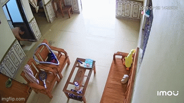 Đang nằm thì nghe tiếng rơi bụp, hình ảnh sau đó khiến người phụ nữ la hét, cầu cứu người nhà