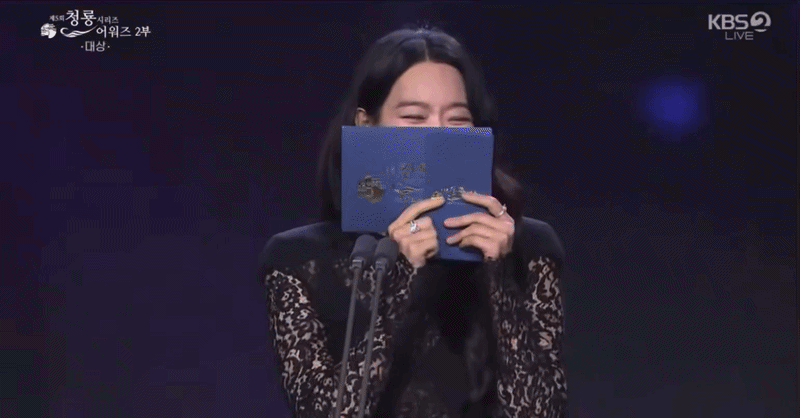 Hot nhất lúc này là cảnh tượng Kim Woo Bin ngây người ngắm Shin Min Ah tại Rồng Xanh, khiến 1 tài tử bị réo gọi
