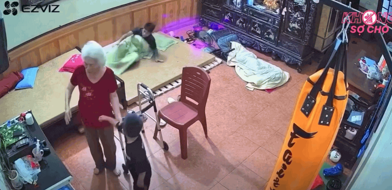 Clip triệu tim: Thấy bà chớm mất thăng bằng, 2 anh em phản xạ nhanh như chớp, kịp thời đỡ bà không bị ngã