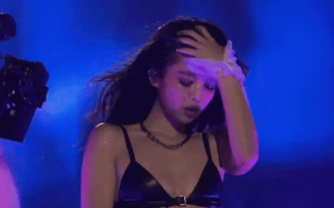 Jennie bị khán giả ngó lơ bỏ đi giữa chừng, báo Mỹ chê thẳng 'hát hụt hơi'