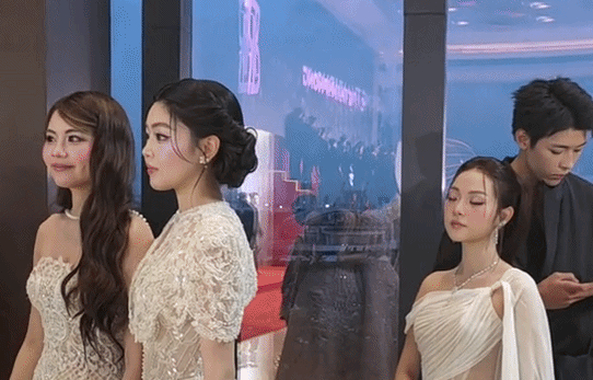 Tam Triều Dâng cao 1m58 đụng độ Lọ Lem - Hạt Dẻ hơn 1m7 tại sự kiện: Biểu cảm được khen vẫn slay