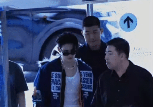Nam ca sĩ sụp đổ hình tượng vì 1 fan qua đời, bị cả showbiz chỉ trích