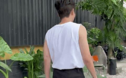 Phó chủ nhiệm CLB thành phố 20 năm nổi tiếng nhờ 1 bản hit, 38 tuổi được đề cử đẹp nhất thế giới