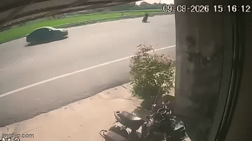 Đối đầu ô tô trên đường ven biển, người ngồi xe máy văng xa hàng chục mét: 2 người thương vong
