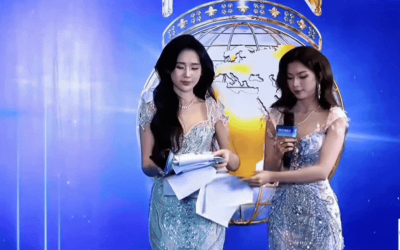 2 Á hậu dẫn thảm đỏ Miss World 2026 lúng túng với xấp giấy, màn trao đổi tài liệu khiến dân mạng tranh luận