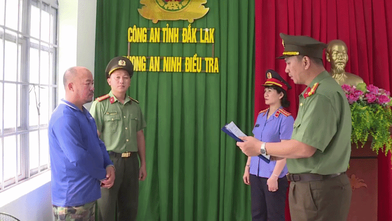 Giây phút công an thi hành lệnh bắt tạm giam Hồ Viết Hợi 43 tuổi