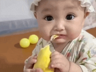 Đang yên đang lành thì bị mẹ 'dụ dỗ' ăn sầu riêng, 'thánh biểu cảm nhí' khiến cư dân mạng tan chảy vì quá đỗi đáng yêu!