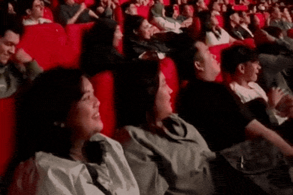 Phim Trung Quốc “xấu chưa từng thấy” làm nên lịch sử: Doanh thu gấp 20.000 lần kinh phí, Hollywood cũng phải gọi bằng điện thoại