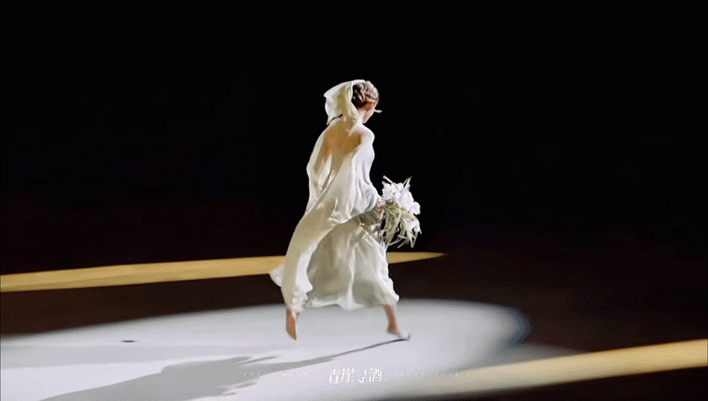 Tiên nữ chạy chân trần trên thảm đỏ khiến cả showbiz rung động: Nhan sắc như tranh thủy mặc, gu ăn mặc nâng tầm vẻ đẹp trời ban