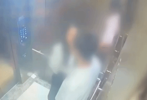 Nữ ca sĩ đình đám lộ CCTV ngoại tình trong thang máy: Chính thất công bố đoạn ghi âm gây chấn động