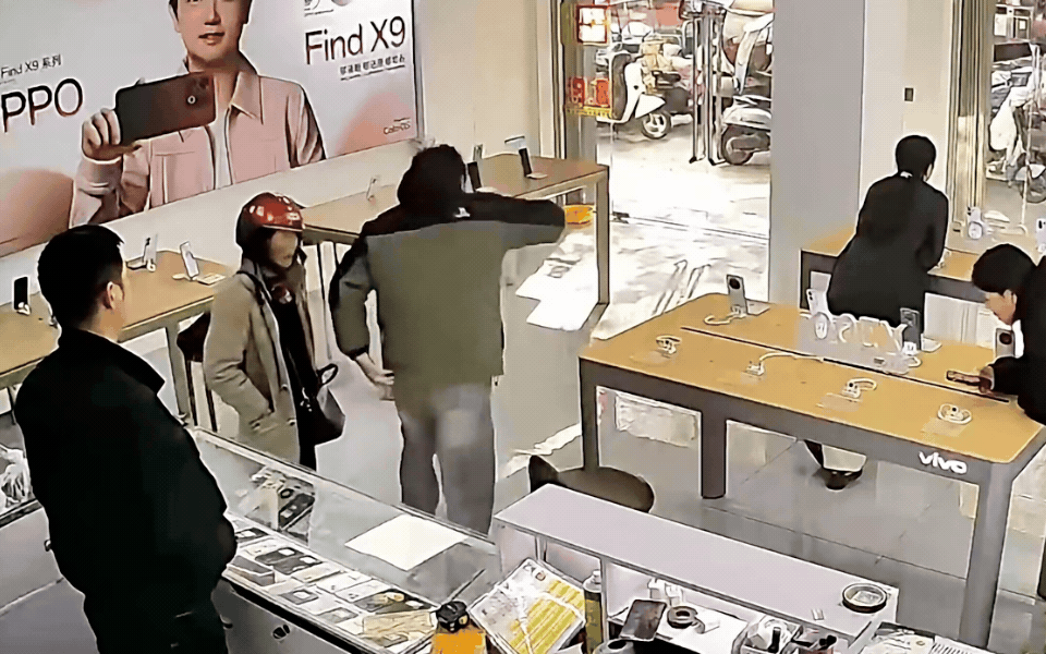 Cậu bé đập nát điện thoại vì mẹ không mua cho máy 20 triệu đồng: Chủ cửa hàng kể lại toàn bộ câu chuyện
