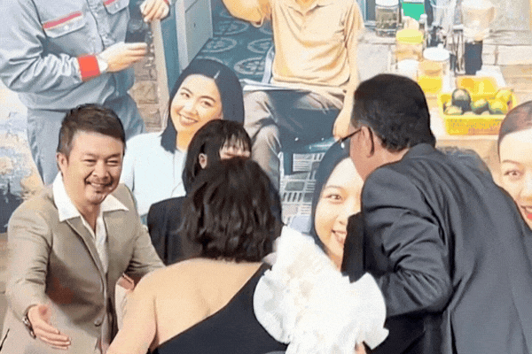'Người mẹ của nửa showbiz Việt'
