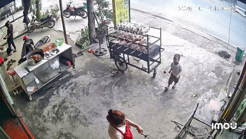 Cảnh tượng bất ngờ trước cửa một quán vịt quay ở Lào Cai, hút triệu người xem