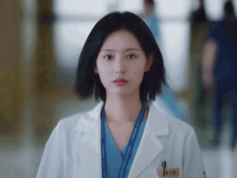 Nữ bác sĩ 'bá khí' đang gây sốt Netflix toàn cầu: Ngoài đời xinh gấp 5 lần trong phim, chẳng thiết ăn mặc lồng lộn vẫn nổi bật