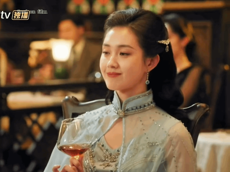 Nữ phụ kiêu kỳ nhất phim ngôn tình dân quốc đang hot: Ngoài đời ngọt ngào như nàng thơ, gu thời trang hiện đại đầy sức hút