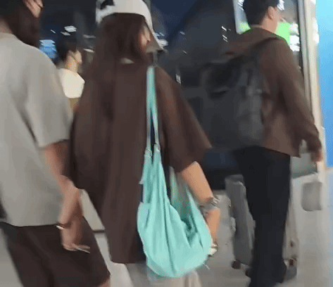 Cặp đôi đũa lệch hot nhất showbiz đã kết hôn, đàng gái đang mang thai vừa lộ bụng lớn tại sân bay sáng nay