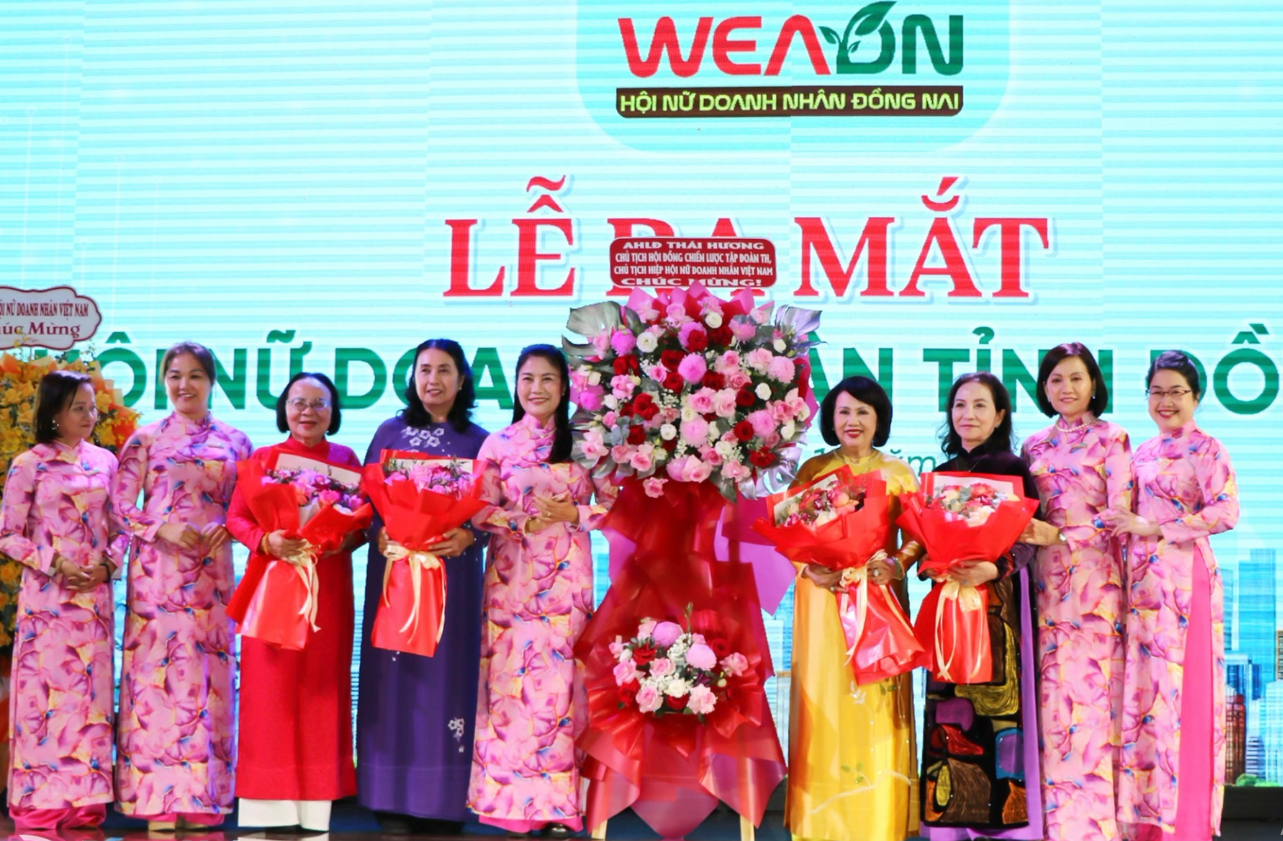 Anh hùng Lao động Thái Hương – Chủ tịch Hiệp hội Nữ doanh nhân Việt Nam tặng hoa chúc mừng Hội Nữ doanh nhân tỉnh Đồng Nai.