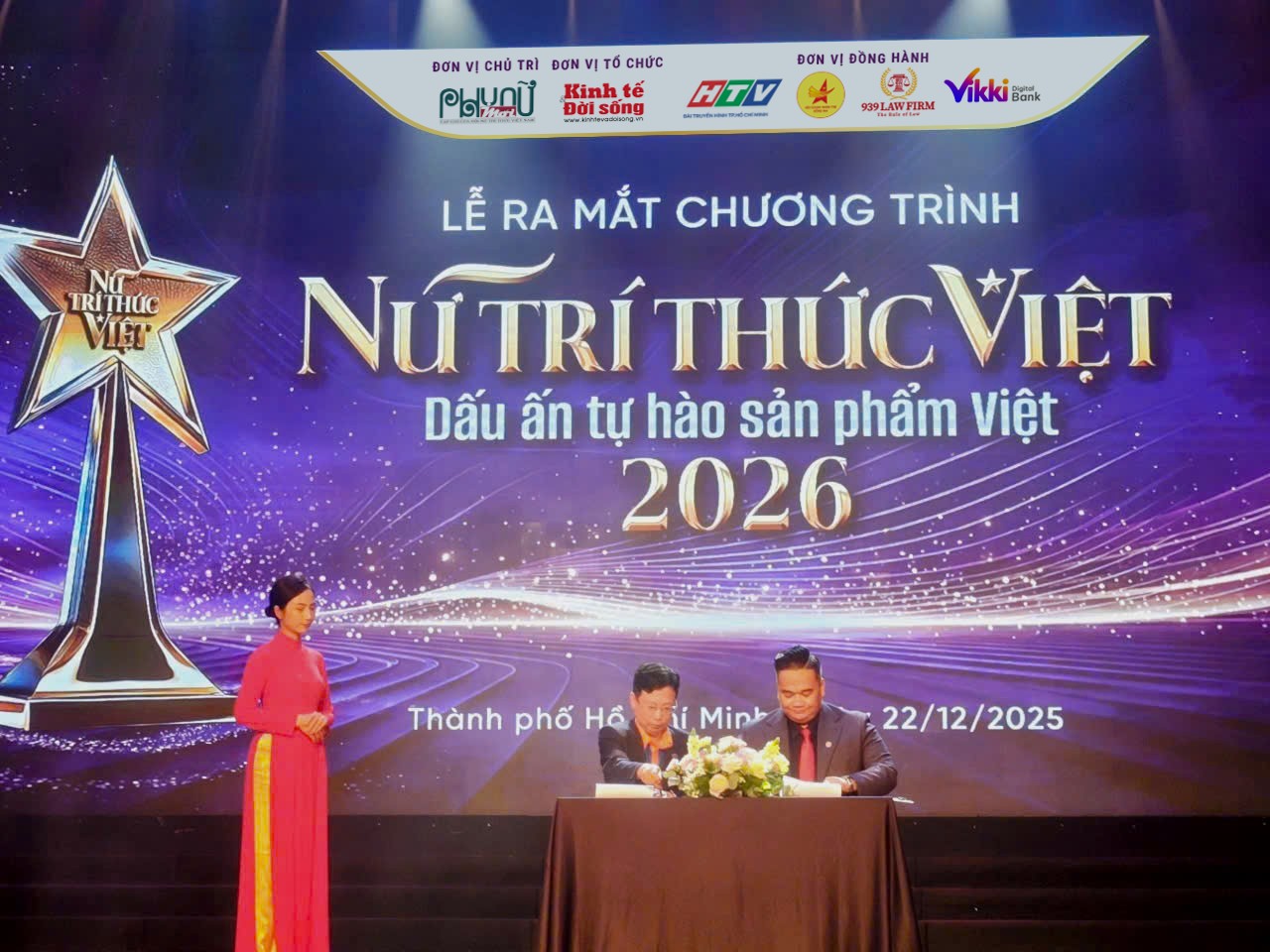 Ông Nguyễn Duy Khương, Tổng Giám đốc Công ty Cổ phần Kinh tế & Đời sống và ông Nguyễn Tấn Thành, Giám đốc Vikki Bank thực hiện nghi thức ký kết hợp tác, đánh dấu sự đồng hành chiến lược tại Chương trình “Nữ trí thức Việt – Dấu ấn tự hào sản phẩm Việt” 2026, nhằm thúc đẩy kết nối tri thức, truyền thông và tài chính số vì sự phát triển bền vững của sản phẩm Việt.