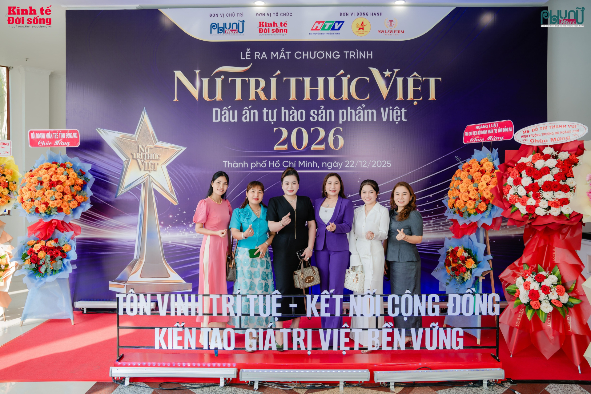 Hội Nữ trí thức Việt Nam và các doanh nghiệp đồng hành chụp ảnh lưu niệm tại Lễ ra mắt chương trình “Nữ trí thức Việt – Dấu ấn tự hào sản phẩm Việt” 2026.