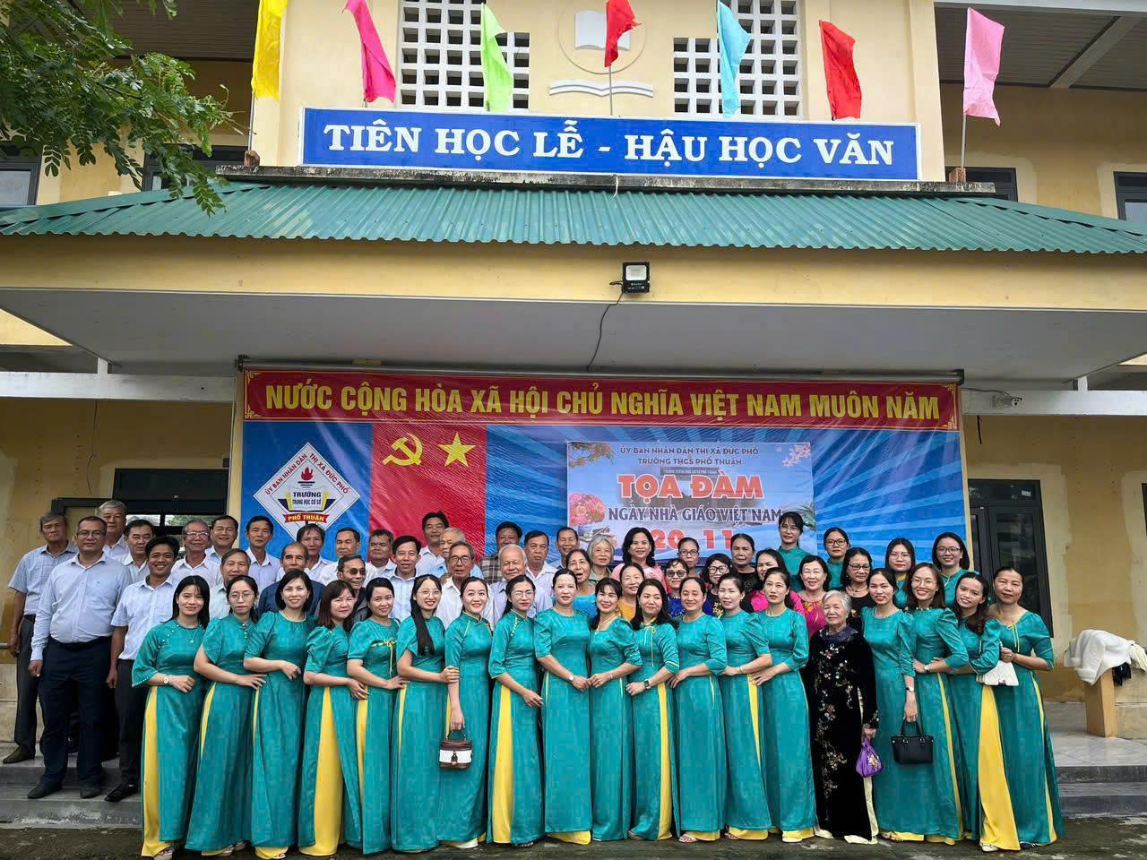 Lễ kỉ niệm 50 năm thành lập Trường là dịp để các thế hệ học sinh tri ân thầy, cô từng công tác, giảng day tại trường.