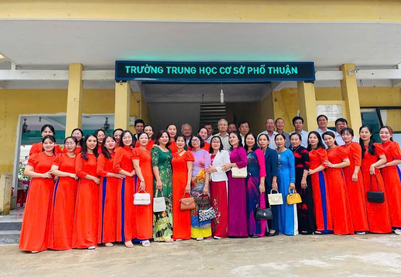 Tập thể cán bộ, giáo viên Trường THCS Phổ Thuận, Phường Trà Câu, tỉnh Quảng Ngãi.