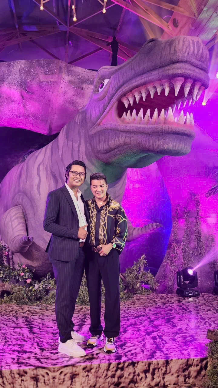 Đạo diễn Phan Vĩnh Quý hội ngộ ca sĩ Đàm Vĩnh Hưng.