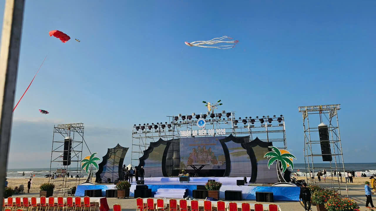 Sân khấu trước giờ G.